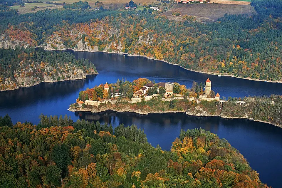 Hrad Zvíkov nad soutokem Vltavy a Otavy na podzim